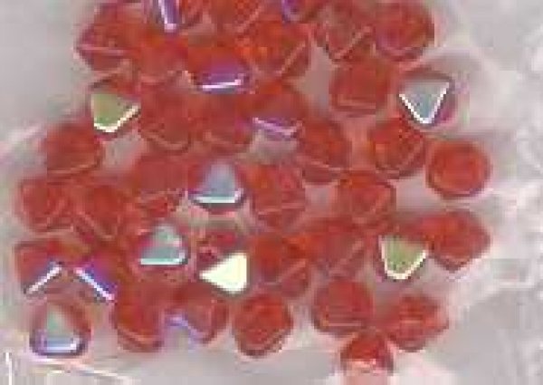 Glas-Pyramide rot hell, irisierend